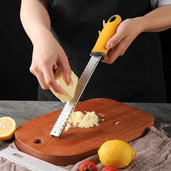 Imagem de Ralador Culinario Zester Inox Fino Profissional Queijo Raspa Com Pincel Para Limpar