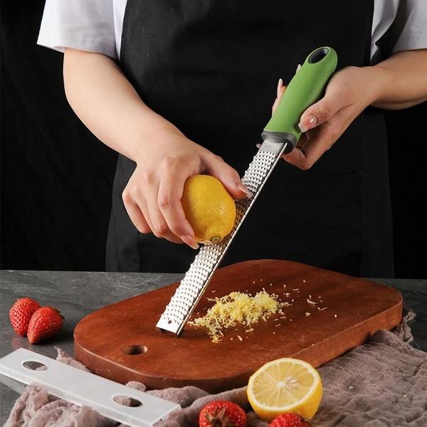 Ralador Zester Culinário Raspas Limão Laranja Profissional Inox Extra Fino - RALADOR ZESTER VERMELHO Imagem de Ralador Zester Culinário Raspas Limão Laranja Profissional Inox Extra Fino