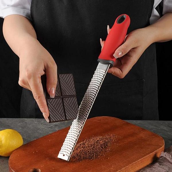 Ralador Zester Culinário Raspas Limão Laranja Profissional Inox Extra Fino - RALADOR ZESTER VERMELHO Imagem de Ralador Zester Culinário Raspas Limão Laranja Profissional Inox Extra Fino