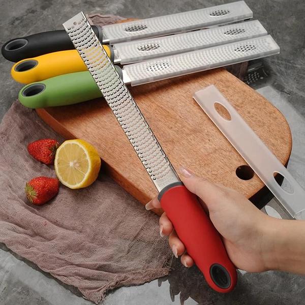 Ralador Zester Culinário Raspas Limão Laranja Profissional Inox Extra Fino - RALADOR ZESTER VERMELHO Imagem de Ralador Zester Culinário Raspas Limão Laranja Profissional Inox Extra Fino