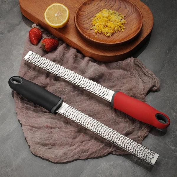 Ralador Zester Culinário Raspas Limão Laranja Profissional Inox Extra Fino - RALADOR ZESTER VERMELHO Imagem de Ralador Zester Culinário Raspas Limão Laranja Profissional Inox Extra Fino