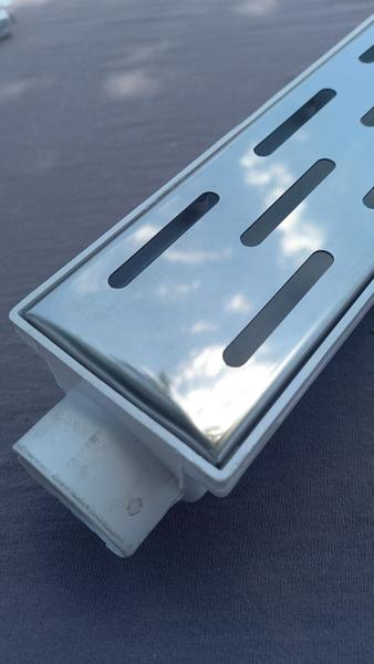 Ralo de Banheiro Linear 6x50 modelo Grelha Inox Polida Desenho Traçado Coletor Branco - Ficone Reis - Ficone & Reis Imagem de Ralo de Banheiro Linear 6x50 modelo Grelha Inox Polida Desenho Traçado Coletor Branco - Ficone Reis