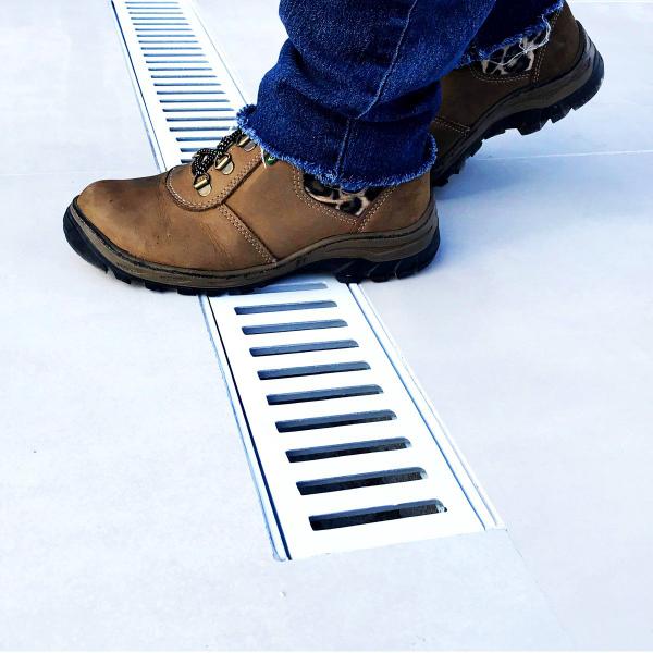 Ralo Grelha Linear com Caixilho em Alumínio Polido 15x50cm - G.D.A. INDUSTRIA E DISTRIBUIDORA DE FUNDIDOS Imagem de Ralo Grelha Linear com Caixilho em Alumínio Polido 15x50cm