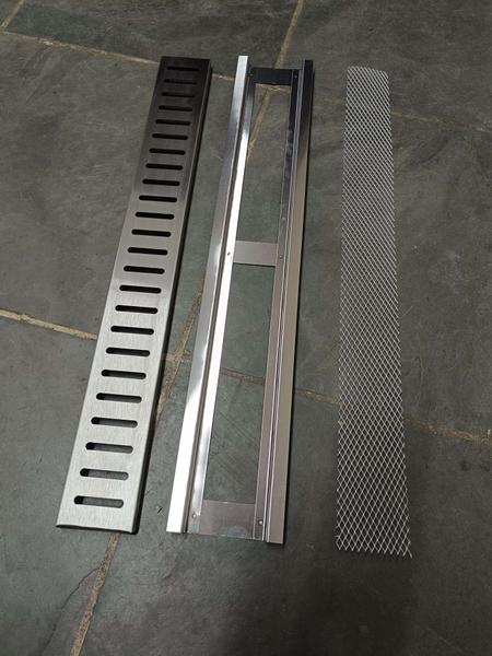 Ralo Linear 10x60 Inox 304 com Aro e Tela Anti Escorpião - Ficone & Reis Imagem de Ralo Linear 10x60 Inox 304 com Aro e Tela Anti Escorpião
