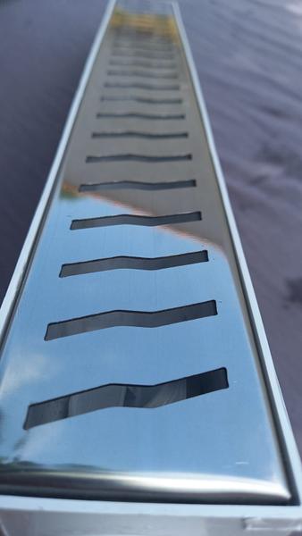 Ralo Linear 6x50 modelo Grelha Inox Polida Desenho S Coletor Branco - Ficone Reis Imagem de Ralo Linear 6x50 modelo Grelha Inox Polida Desenho S Coletor Branco - Ficone Reis