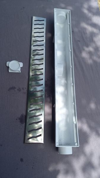 Ralo Linear 6x50 modelo Grelha Inox Polida Desenho S Coletor Branco - Ficone Reis Imagem de Ralo Linear 6x50 modelo Grelha Inox Polida Desenho S Coletor Branco - Ficone Reis