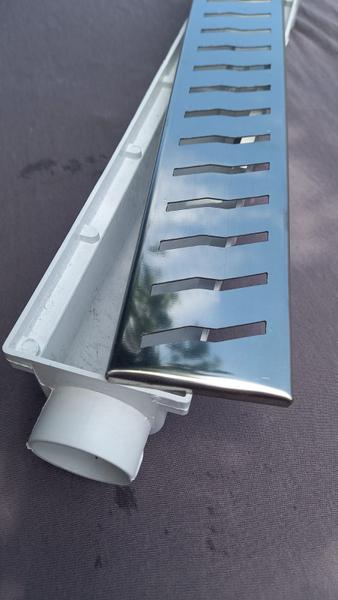 Ralo Linear 6x50 modelo Grelha Inox Polida Desenho S Coletor Branco - Ficone Reis Imagem de Ralo Linear 6x50 modelo Grelha Inox Polida Desenho S Coletor Branco - Ficone Reis