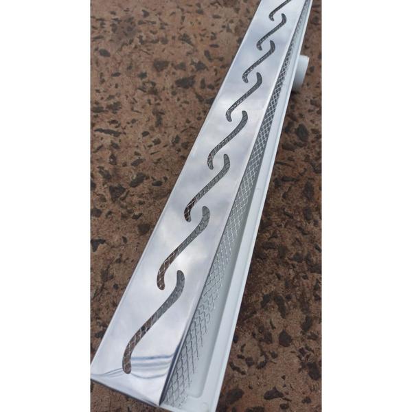 Ralo para Box de Banheiro Sifonado Não Volta Cheiro - Grelha Inox Polida Ondas Ficone Decor - Ficone Reis Imagem de Ralo para Box de Banheiro Sifonado Não Volta Cheiro - Grelha Inox Polida Ondas Ficone Decor