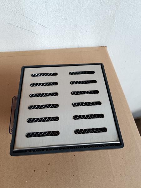 Ralo Pluvial Quintal 15x15 Inox 304 Cocho Coletor Saída Baixa 100mm e Tela Anti Inseto - Ficone & Reis Imagem de Ralo Pluvial Quintal 15x15 Inox 304 Cocho Coletor Saída Baixa 100mm e Tela Anti Inseto