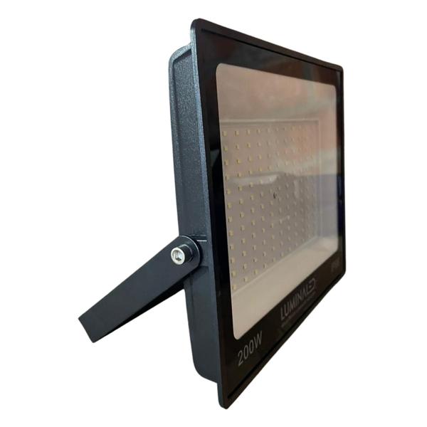 Refletor 200w 6500k Luz Fria Ip 66 Bivolt Casa Varanda Slim Garagem Pátio Terraço - Luminaled Imagem de Refletor 200w 6500k Luz Fria Ip 66 Bivolt Casa Varanda Slim Garagem Pátio Terraço