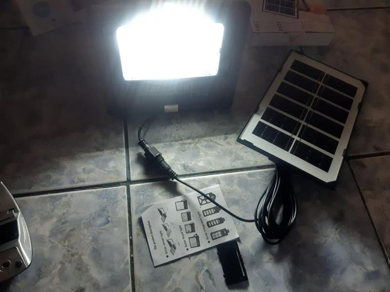 Imagem de Refletor Led Holofote 50w Placa Solar Bateria Prova Dágua 18cm x 16cm X 4CM