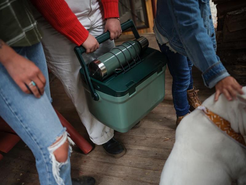 Imagem de Refrigerador Stanley Easy-Carry à prova de vazamentos para uso externo, verde de 16 qt