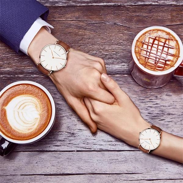 Relógio de Quartzo Masculino à Prova d'Água - Mostrador Dourado e Pulseira de Couro Imagem de Relógio de Quartzo Masculino à Prova d'Água - Mostrador Dourado e Pulseira de Couro