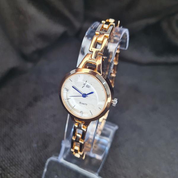 Imagem de Relógio Feminino Dourado Quartz Casual Analógico Pequeno