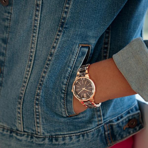 Relógio: pulseira feminina de resina Anne Klein, cinza, madrepérola Imagem de Relógio: pulseira feminina de resina Anne Klein, cinza, madrepérola