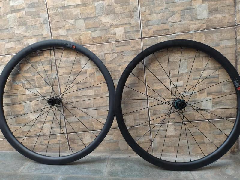 Imagem de Roda Speed Carbono Disc 35mm Tubeless Cubos R36 24f Bike