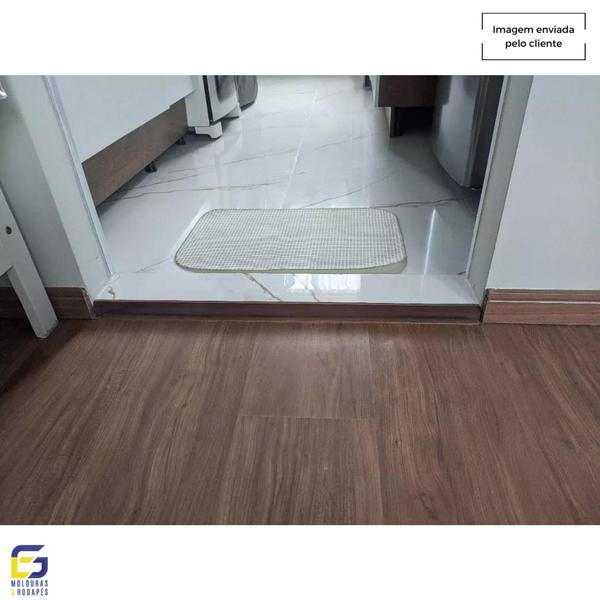 Imagem de Rodapé Eva Autocolante Flexível Cordão 2,5cmx1,5cm 20 Metros