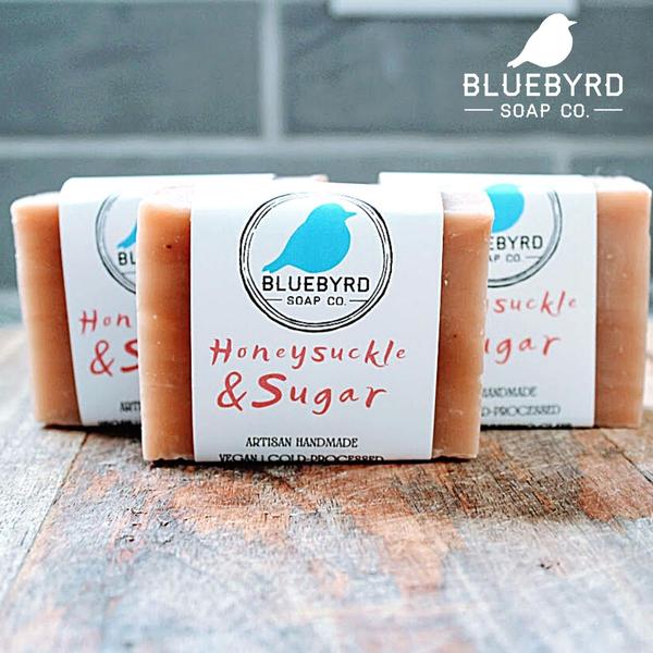 Imagem de Sabonete Bluebyrd Soap Co. Barra de madressilva vegana processada a frio