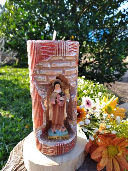 Imagem de Santa Terezinha. Rossoni Velas. Gruta em vela tam 07x16cm vermelha. Imagem em resina 9cm