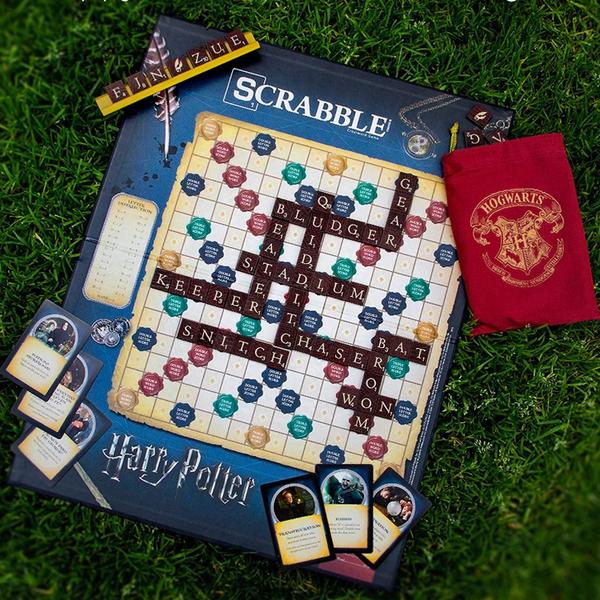 Imagem de Scrabble World of Harry Potter Board Game  Jogo oficial de scrabble com  de reviravolta do mundo mágico Jogo personalizado de Harry Potter de Scrabble  Scrabble Tiles & Scrabble Board  Jogo de palavras scrabble