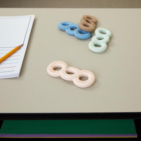 Sensory Fidget Tactile Triple Infinity Loop, conjunto de 4 - Really Good Stuff Imagem de Sensory Fidget Tactile Triple Infinity Loop, conjunto de 4