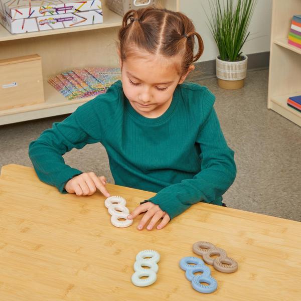 Sensory Fidget Tactile Triple Infinity Loop, conjunto de 4 - Really Good Stuff Imagem de Sensory Fidget Tactile Triple Infinity Loop, conjunto de 4