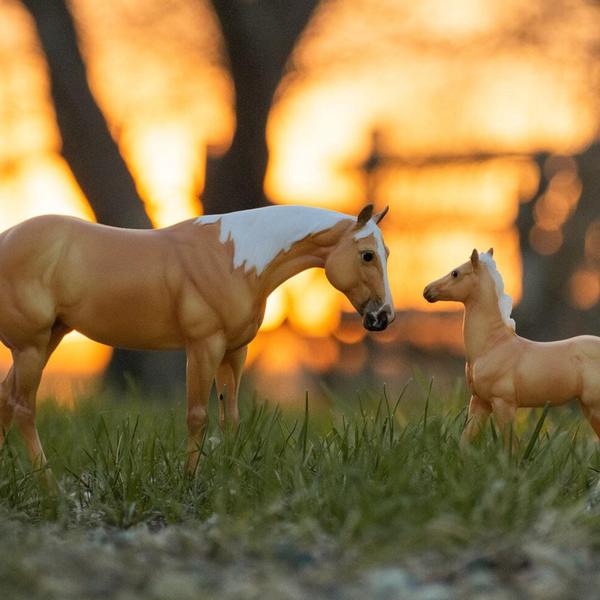 Imagem de Série tradicional Toy Horse Breyer Horses Ebony Shines & Charlize