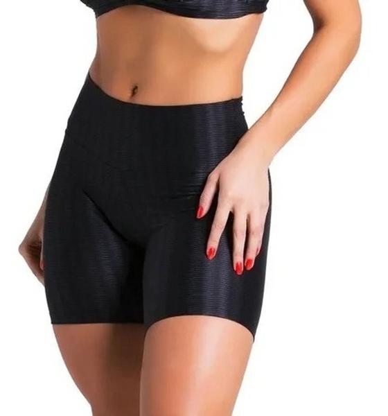 Imagem de Short Preto Meia Coxa Tecido Grosso Brilhoso Cós Modelador Empina Bumbum Lycra