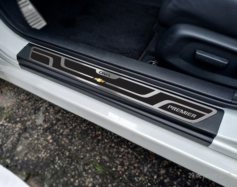 Soleira Chevrolet Onix Premier 2020 Preto Alto Relevo - JR Imagem de Soleira Chevrolet Onix Premier 2020 Preto Alto Relevo