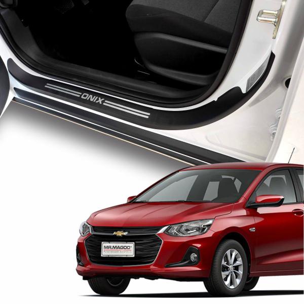 Imagem de Soleiras Super Protetoras Chevrolet Onix Hatch 2020 a 2024 - Preto com Vermelho