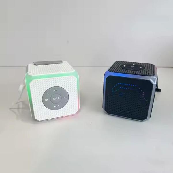 Imagem de Som Potente em um Design Compacto: Caixinha de Som Bluetooth Cubo RGB