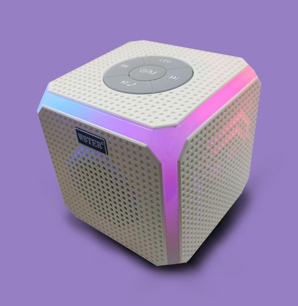 Imagem de Som Potente em um Design Compacto: Caixinha de Som Bluetooth Cubo RGB