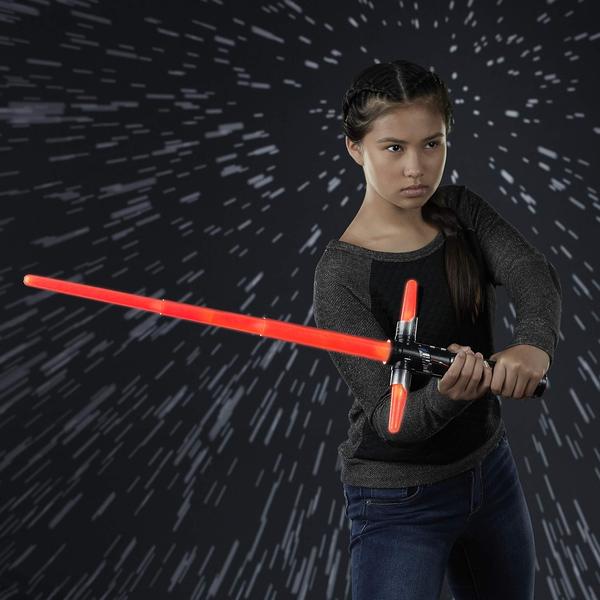 Imagem de Star Wars Kylo Ren Brinquedo de sabre de luz vermelho eletrônico para idades 6 e up com luzes, sons e frases mais acesso a vídeos de treinamento