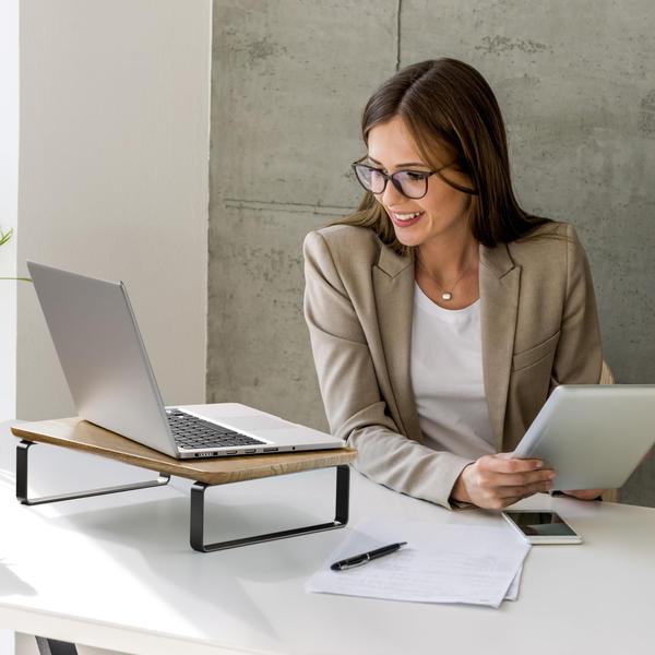 Imagem de Suporte de monitor KIBAGA de madeira para mesa, resistente e elegante