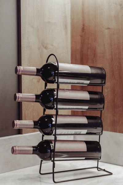 Suporte de Vinho Adega de Mesa Vertical Porta 4 Garrafas Preta - Plana Store Imagem de Suporte de Vinho Adega de Mesa Vertical Porta 4 Garrafas Preta