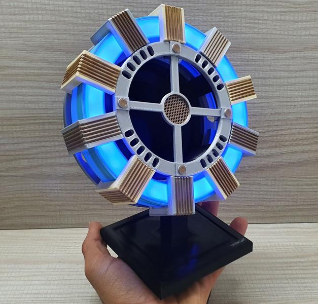 Imagem de Suporte Iron Man - Homem De Ferro com leds, compatível com Alexa Echo Dot 3 