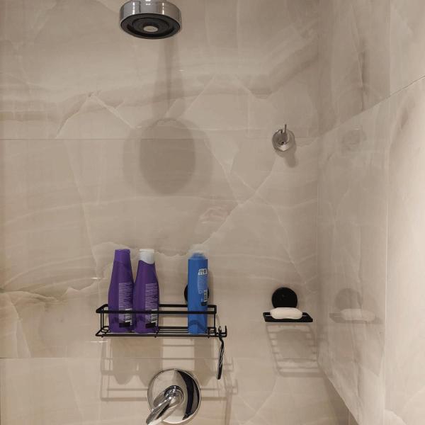 Imagem de Suporte Porta Shampoo Prateleira com Ventosa Preta com Gancho Multiuso Faciliti