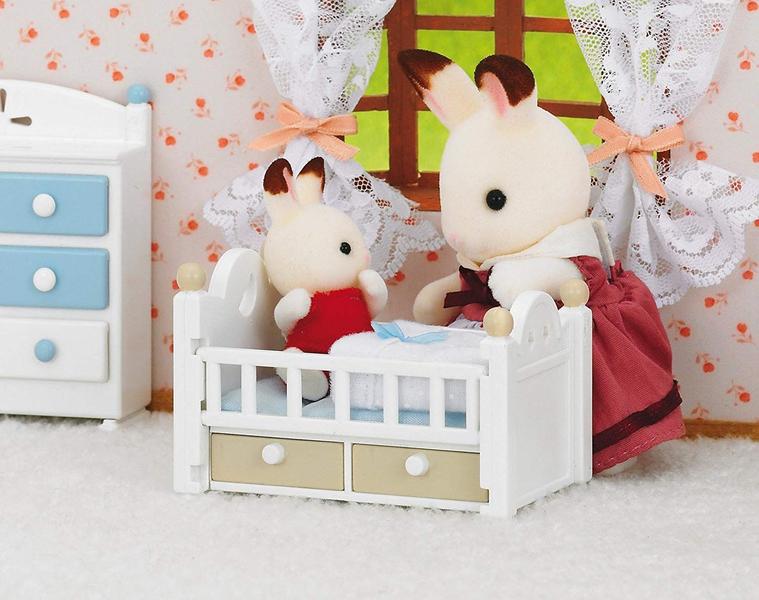 Sylvanian Families Bebe Coelho Chocolate e Cama Epoch 5017 Imagem de Sylvanian Families Bebe Coelho Chocolate e Cama Epoch 5017