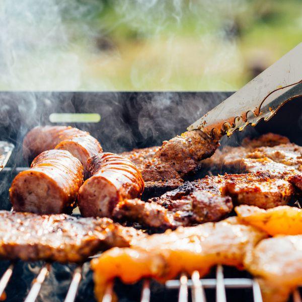 Imagem de Tabua para corte e servir churrasco e alimentos de madeira rustica