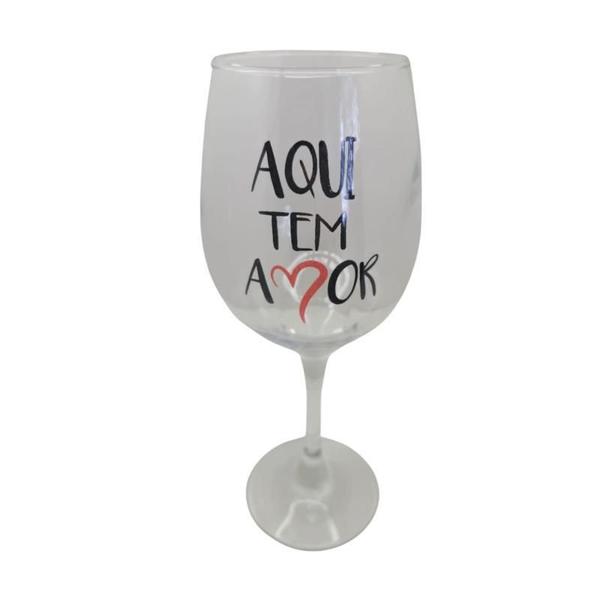 Imagem de Taça Frase Tem Amor Namorados Personalizada Vinho 490Ml