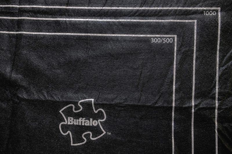 Imagem de Tapete de quebra-cabeça Buffalo Games Roll-Up azul com tiras de tiras autocolantes