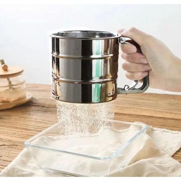 Imagem de Tapioqueira Polvilhador Peneira Caneca com Gatilho Manual Aço Inox Açucar Farinha Tapioca Cozinha Multiuso