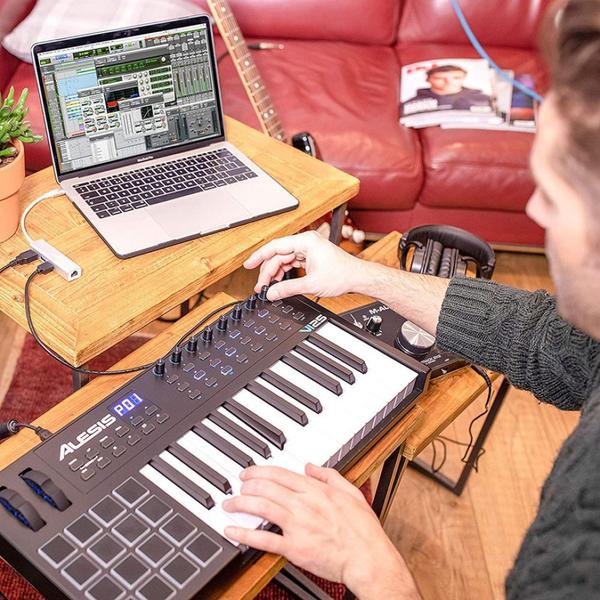 Imagem de Teclado Musical digital com 25 teclas, 16 PADs e controle USB-MIDI x