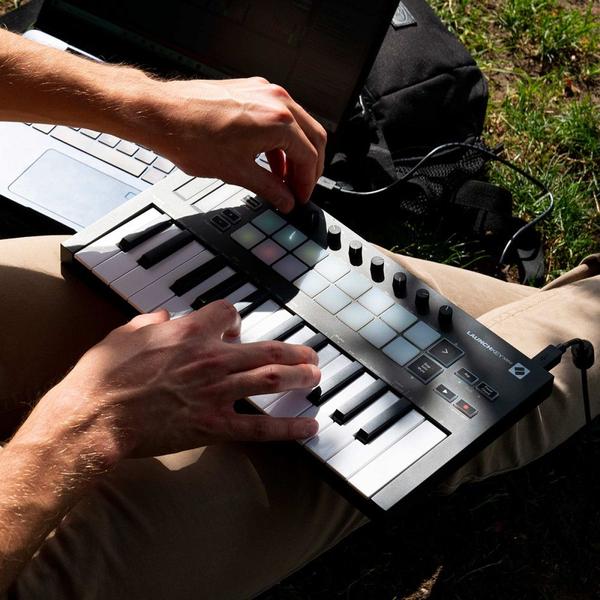 Imagem de Teclado Novation Controlador Launchkey Mini MK3