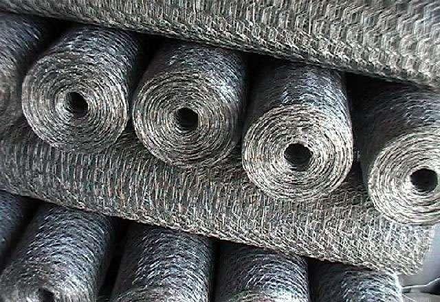 Imagem de Tela Galinheiro Galvanizada Grossa Trançada Fio 22 1.5m x 50m  Betools