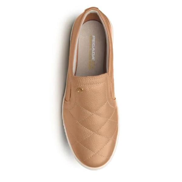 Imagem de Tênis Moda Casual Feminino Slip On Pegada Em Couro Caramelo