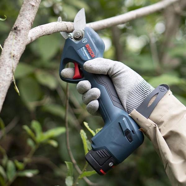 Tesoura de Poda a Bateria Pro Pruner BRUSHLESS 12V, 2 baterias, carregador e maleta - Bosch Imagem de Tesoura de Poda a Bateria Pro Pruner BRUSHLESS 12V, 2 baterias, carregador e maleta - Bosch