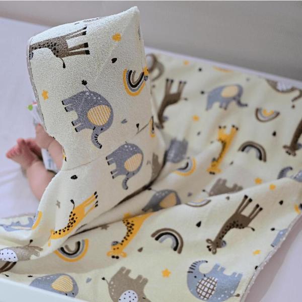 Imagem de Toalha de banho bebe com capuz bublim petit estampada c/forro fralda 67cmx90cm pct c/01un //girafa creme