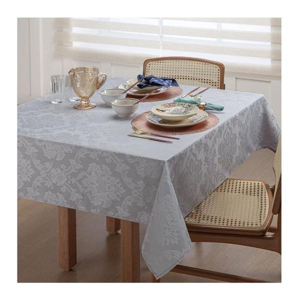 Toalha de Mesa Cinza Acetinado Damask 6 Lugares 160x210cm - TESSI Imagem de Toalha de Mesa Cinza Acetinado Damask 6 Lugares 160x210cm