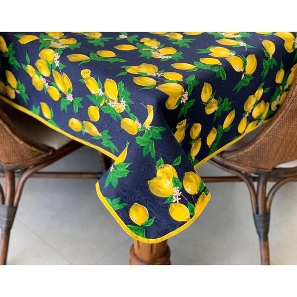Toalha de Mesa em Jacquard Limão Siciliano Fundo Marinho com Acabamento em Viés - Jacquard Estampado Imagem de Toalha de Mesa em Jacquard Limão Siciliano Fundo Marinho com Acabamento em Viés